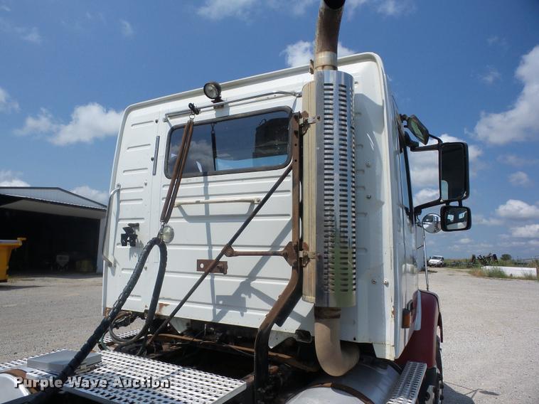 image for item K6449 2003 Volvo VNM semi truck