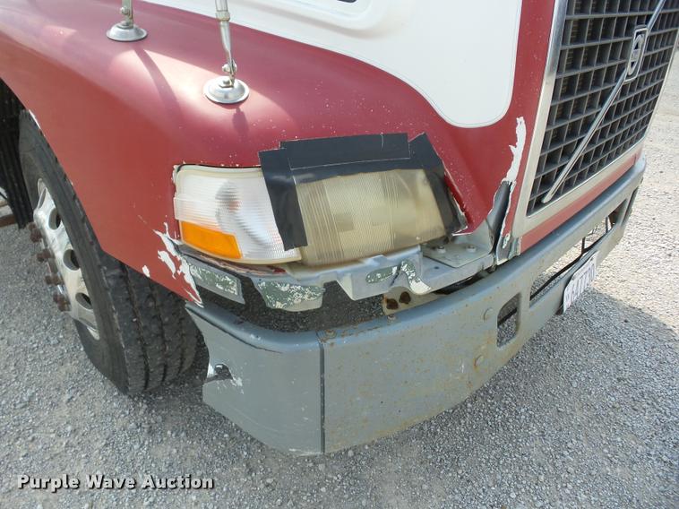 image for item K6449 2003 Volvo VNM semi truck