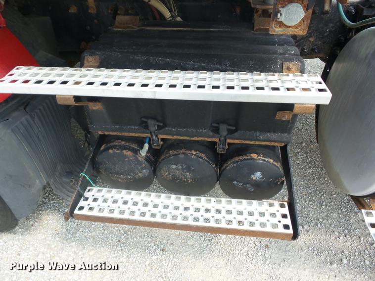 image for item K6449 2003 Volvo VNM semi truck