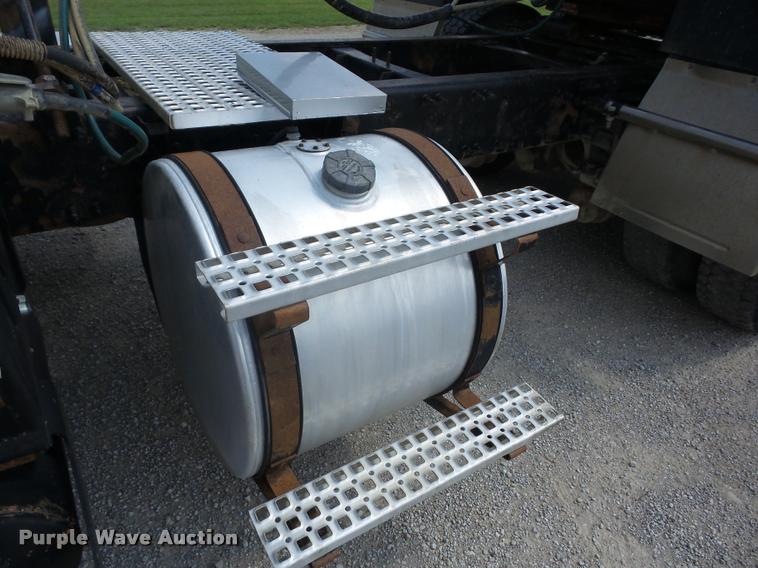 image for item K6449 2003 Volvo VNM semi truck