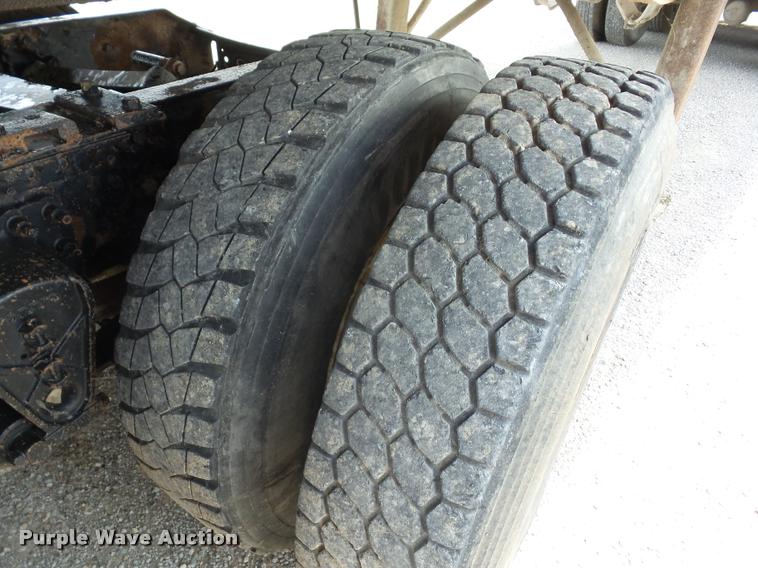 image for item K6449 2003 Volvo VNM semi truck