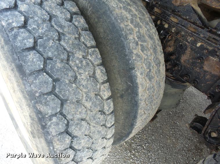 image for item K6449 2003 Volvo VNM semi truck