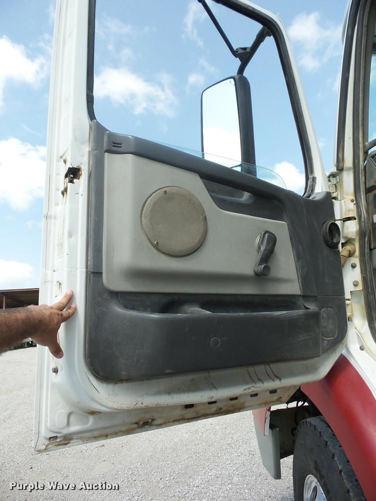 image for item K6449 2003 Volvo VNM semi truck