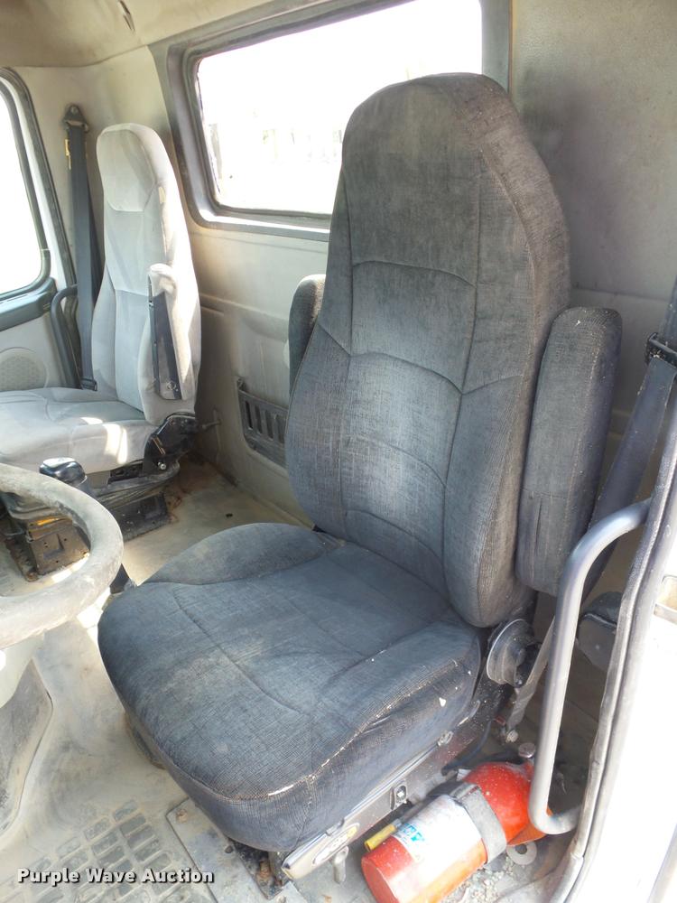 image for item K6449 2003 Volvo VNM semi truck