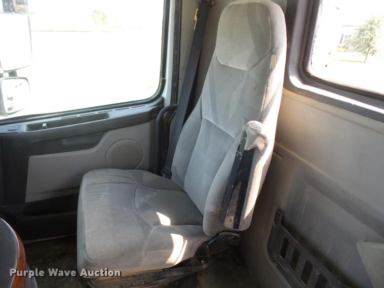 image for item K6449 2003 Volvo VNM semi truck