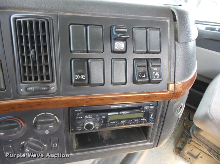 image for item K6449 2003 Volvo VNM semi truck