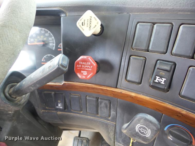 image for item K6449 2003 Volvo VNM semi truck