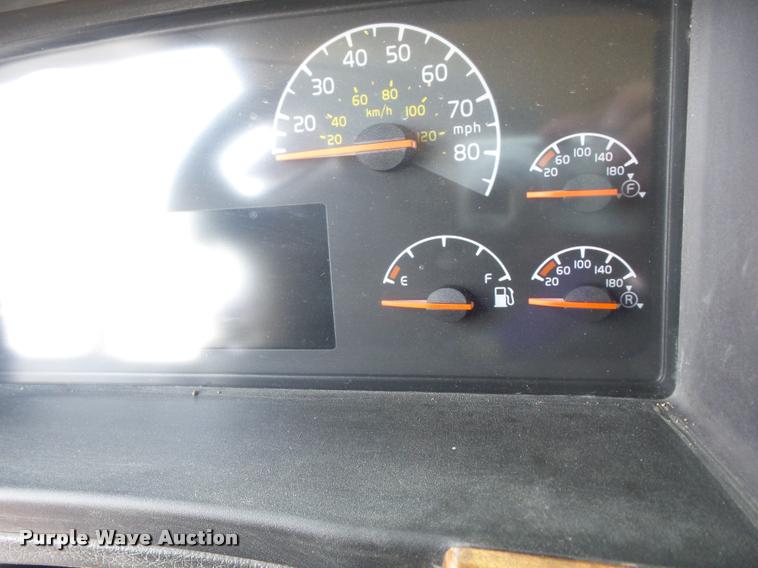 image for item K6449 2003 Volvo VNM semi truck