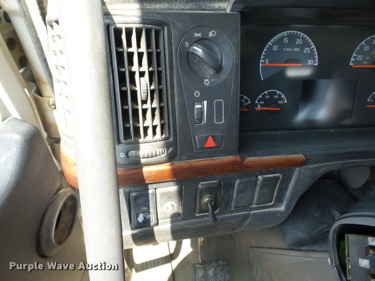 image for item K6449 2003 Volvo VNM semi truck