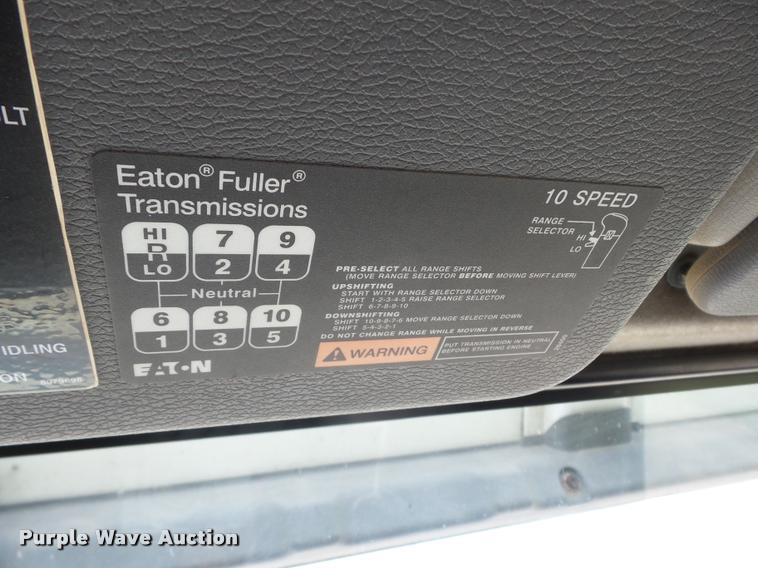 image for item K6449 2003 Volvo VNM semi truck