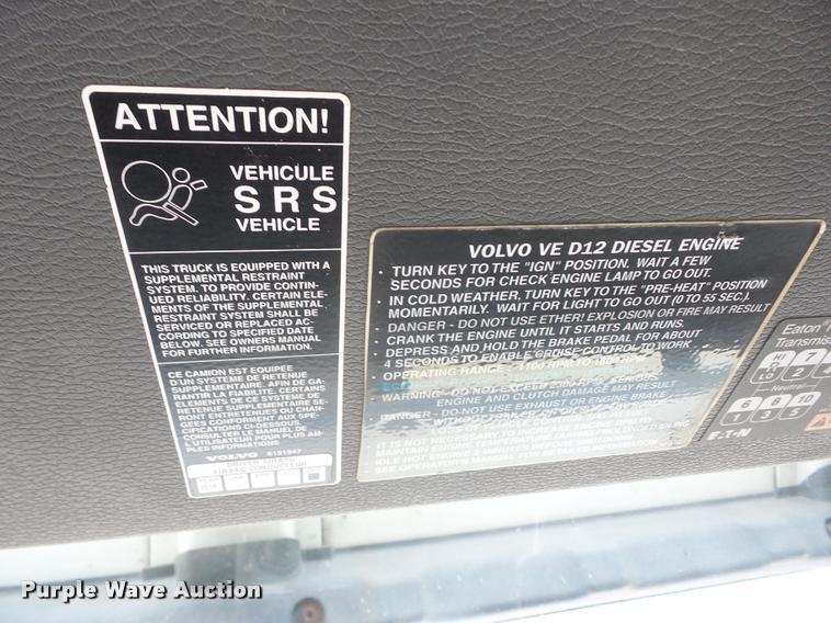 image for item K6449 2003 Volvo VNM semi truck