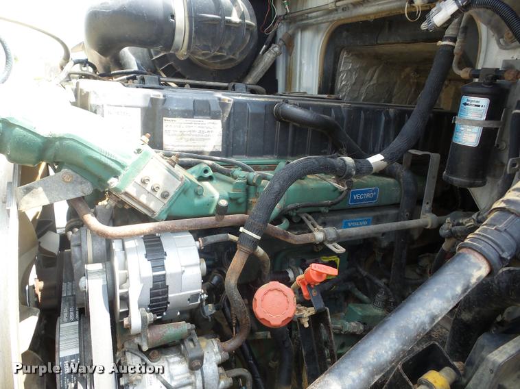 image for item K6449 2003 Volvo VNM semi truck