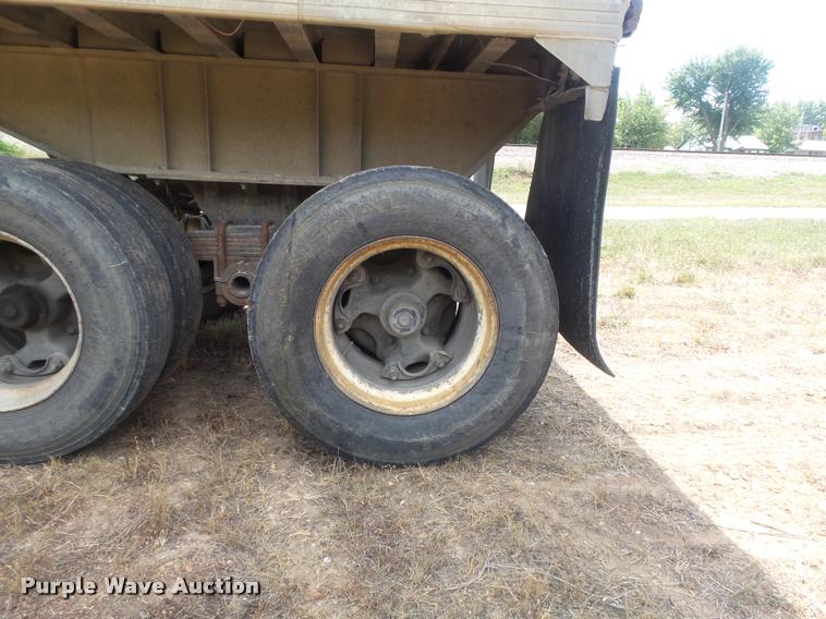 image for item K7522 1977 Mate end dump trailer