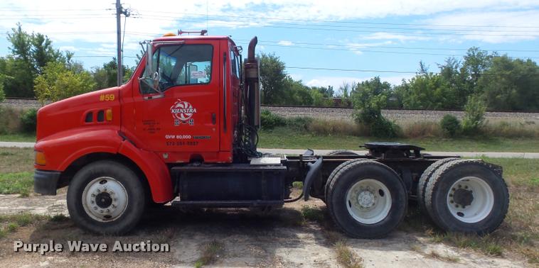 image for item K7523 2000 Sterling A9500 semi truck