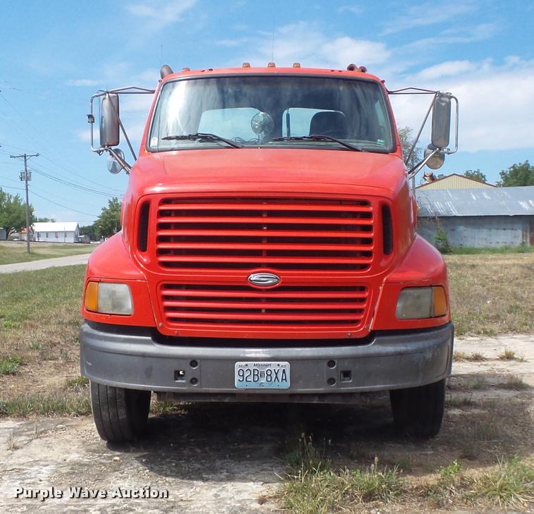 image for item K7523 2000 Sterling A9500 semi truck