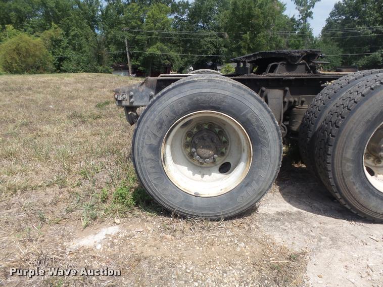 image for item K7523 2000 Sterling A9500 semi truck