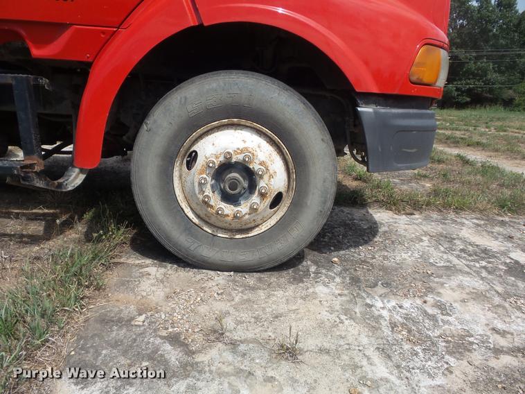 image for item K7523 2000 Sterling A9500 semi truck