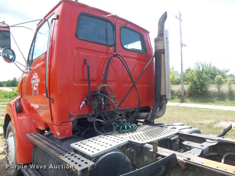 image for item K7523 2000 Sterling A9500 semi truck