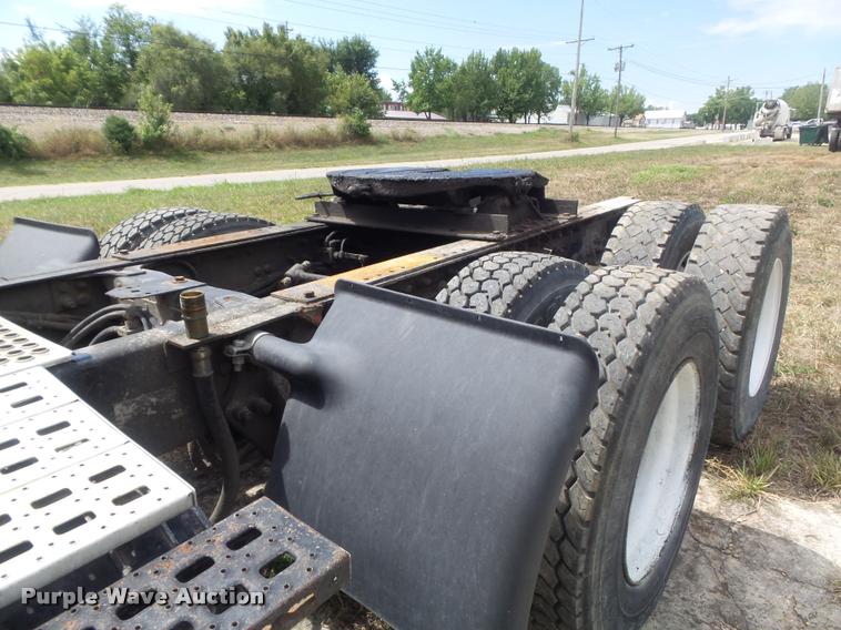 image for item K7523 2000 Sterling A9500 semi truck