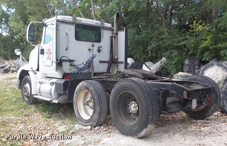 image for item K7524 2004 International 9400i semi truck