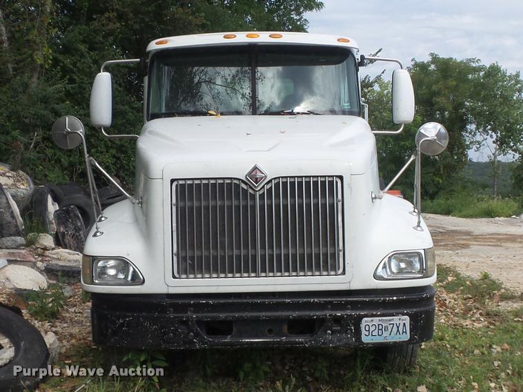 image for item K7524 2004 International 9400i semi truck