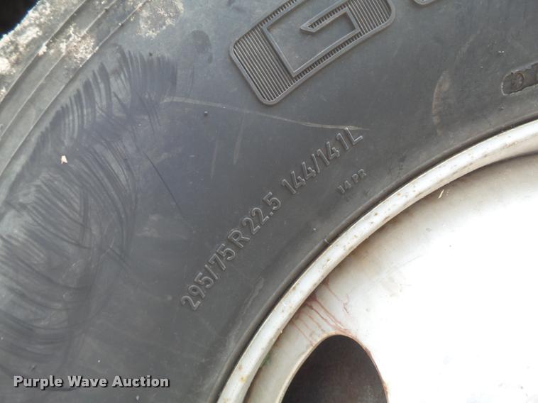 image for item K7524 2004 International 9400i semi truck