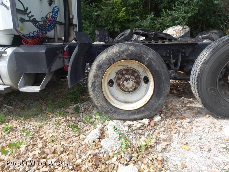 image for item K7524 2004 International 9400i semi truck