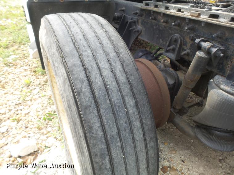 image for item K7524 2004 International 9400i semi truck