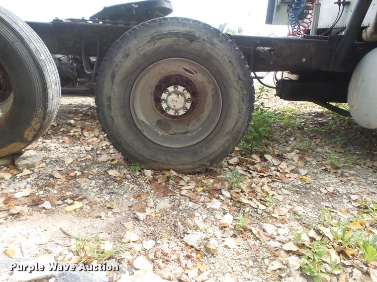 image for item K7524 2004 International 9400i semi truck