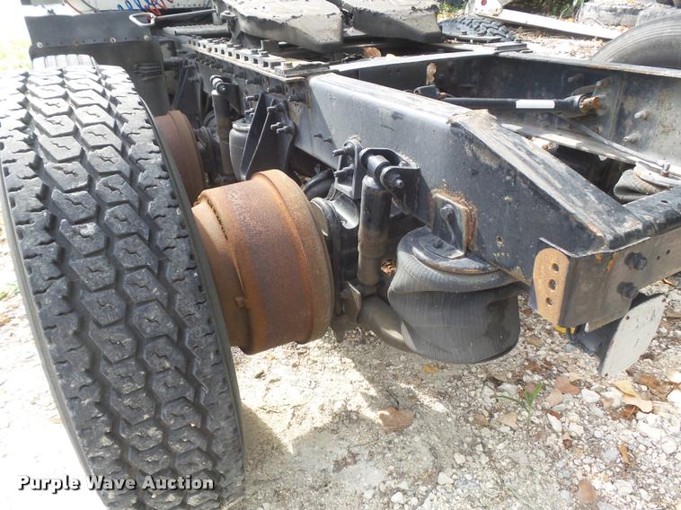 image for item K7524 2004 International 9400i semi truck