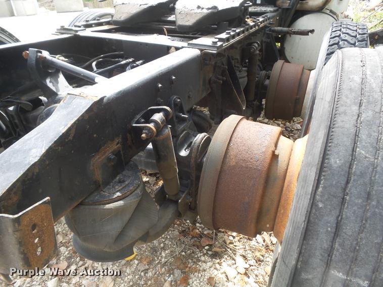 image for item K7524 2004 International 9400i semi truck