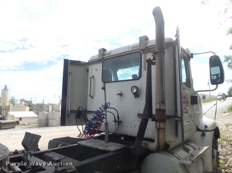 image for item K7524 2004 International 9400i semi truck
