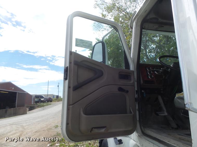 image for item K7524 2004 International 9400i semi truck