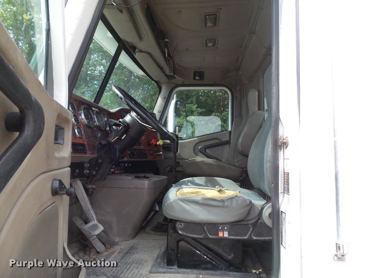 image for item K7524 2004 International 9400i semi truck