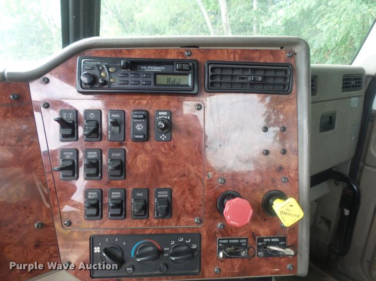 image for item K7524 2004 International 9400i semi truck