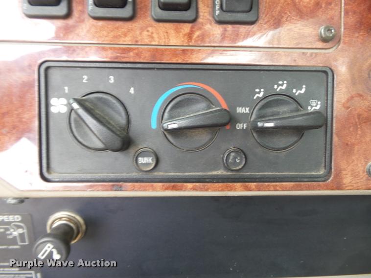 image for item K7524 2004 International 9400i semi truck