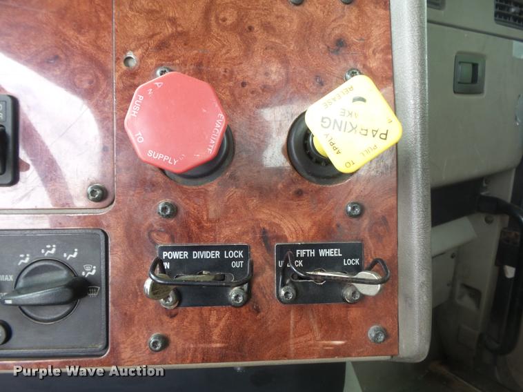 image for item K7524 2004 International 9400i semi truck