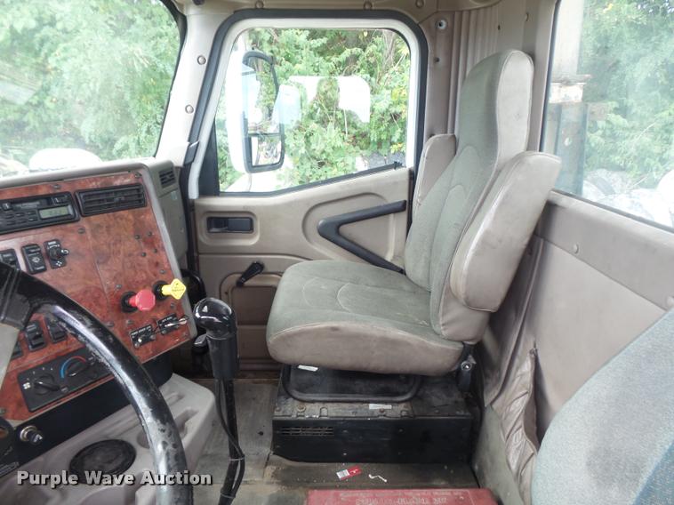 image for item K7524 2004 International 9400i semi truck