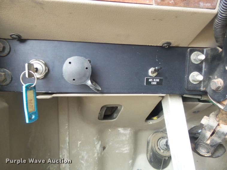 image for item K7524 2004 International 9400i semi truck