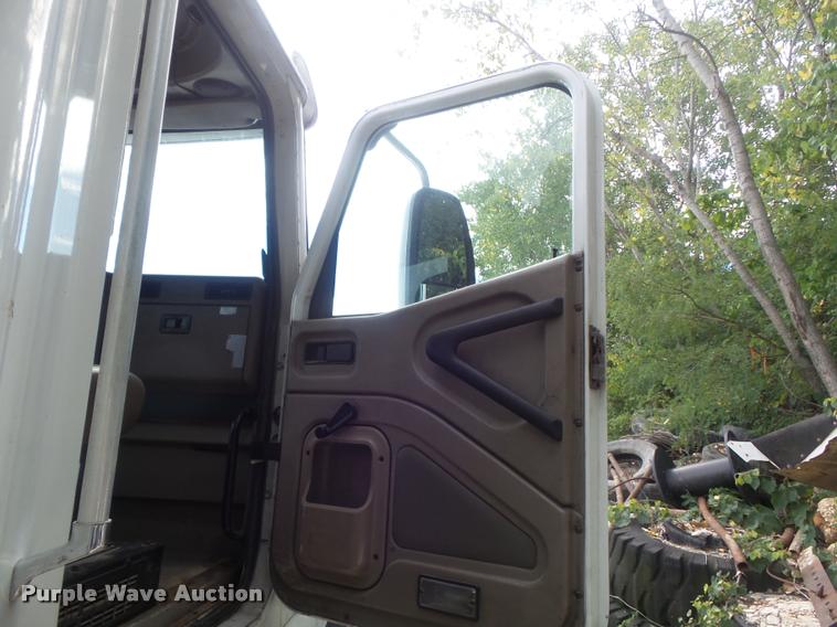 image for item K7524 2004 International 9400i semi truck