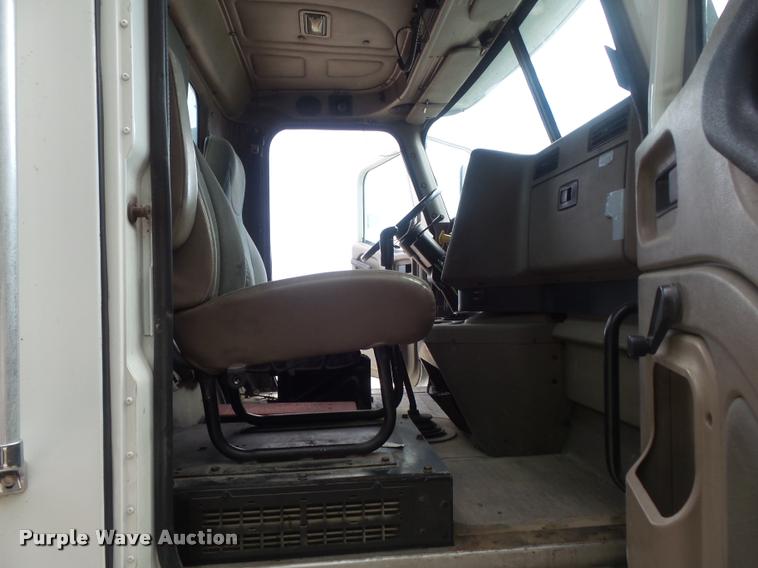 image for item K7524 2004 International 9400i semi truck