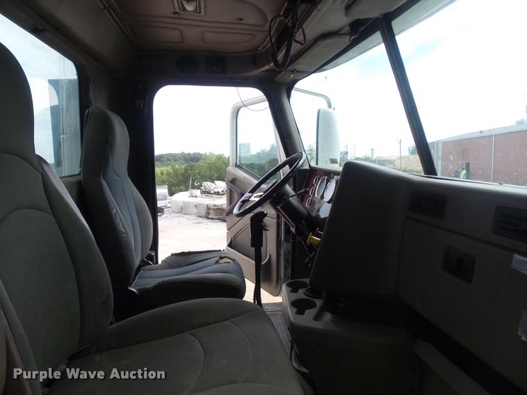 image for item K7524 2004 International 9400i semi truck