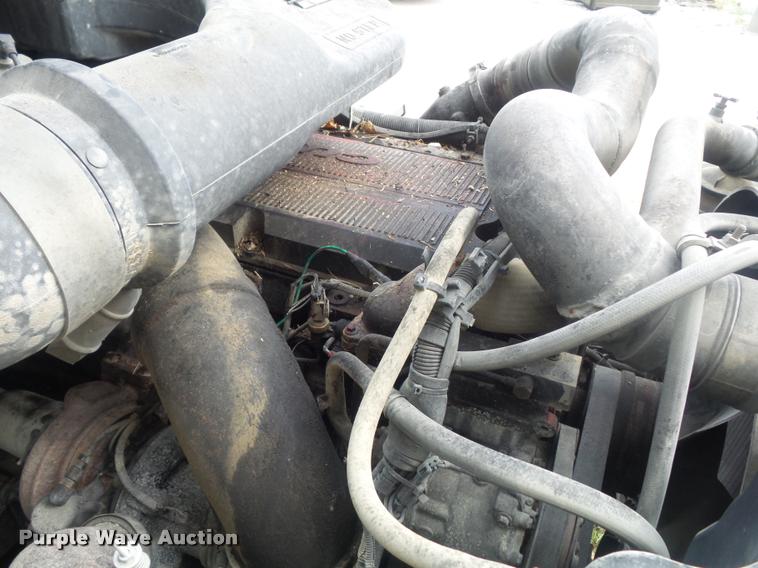 image for item K7524 2004 International 9400i semi truck