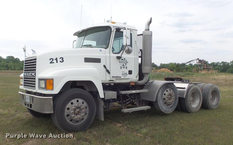 image for item K7525 2005 Mack CH613 semi truck