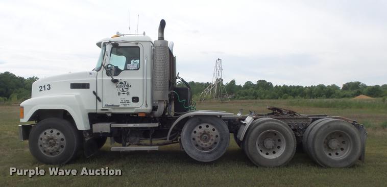 image for item K7525 2005 Mack CH613 semi truck