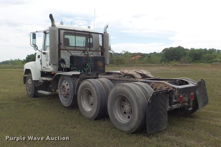 image for item K7525 2005 Mack CH613 semi truck