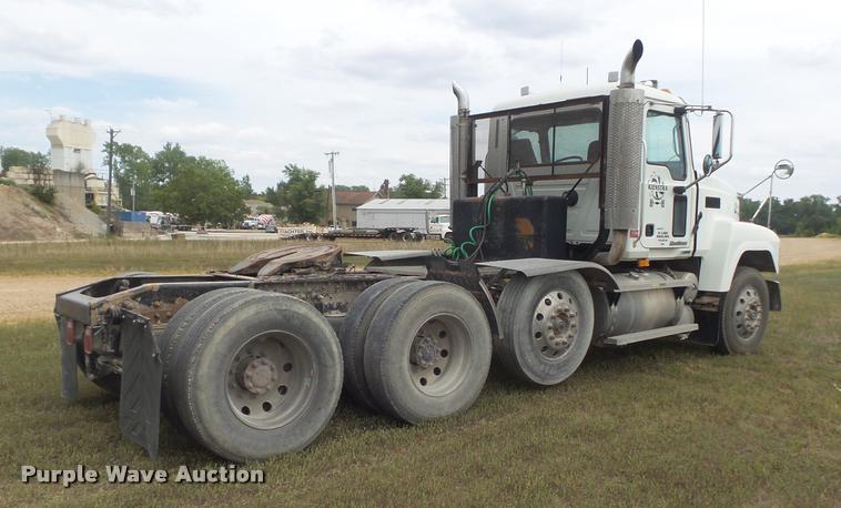 image for item K7525 2005 Mack CH613 semi truck