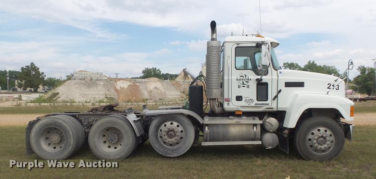 image for item K7525 2005 Mack CH613 semi truck