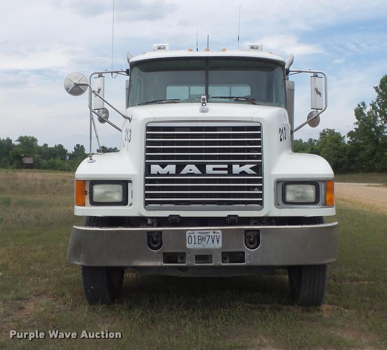 image for item K7525 2005 Mack CH613 semi truck