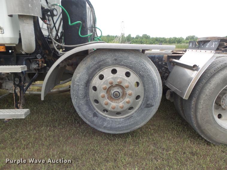 image for item K7525 2005 Mack CH613 semi truck